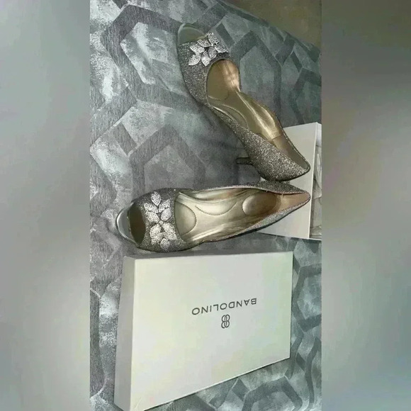 Size 8 bandolino heel shoes gold/ silver - Picture 3 of 4